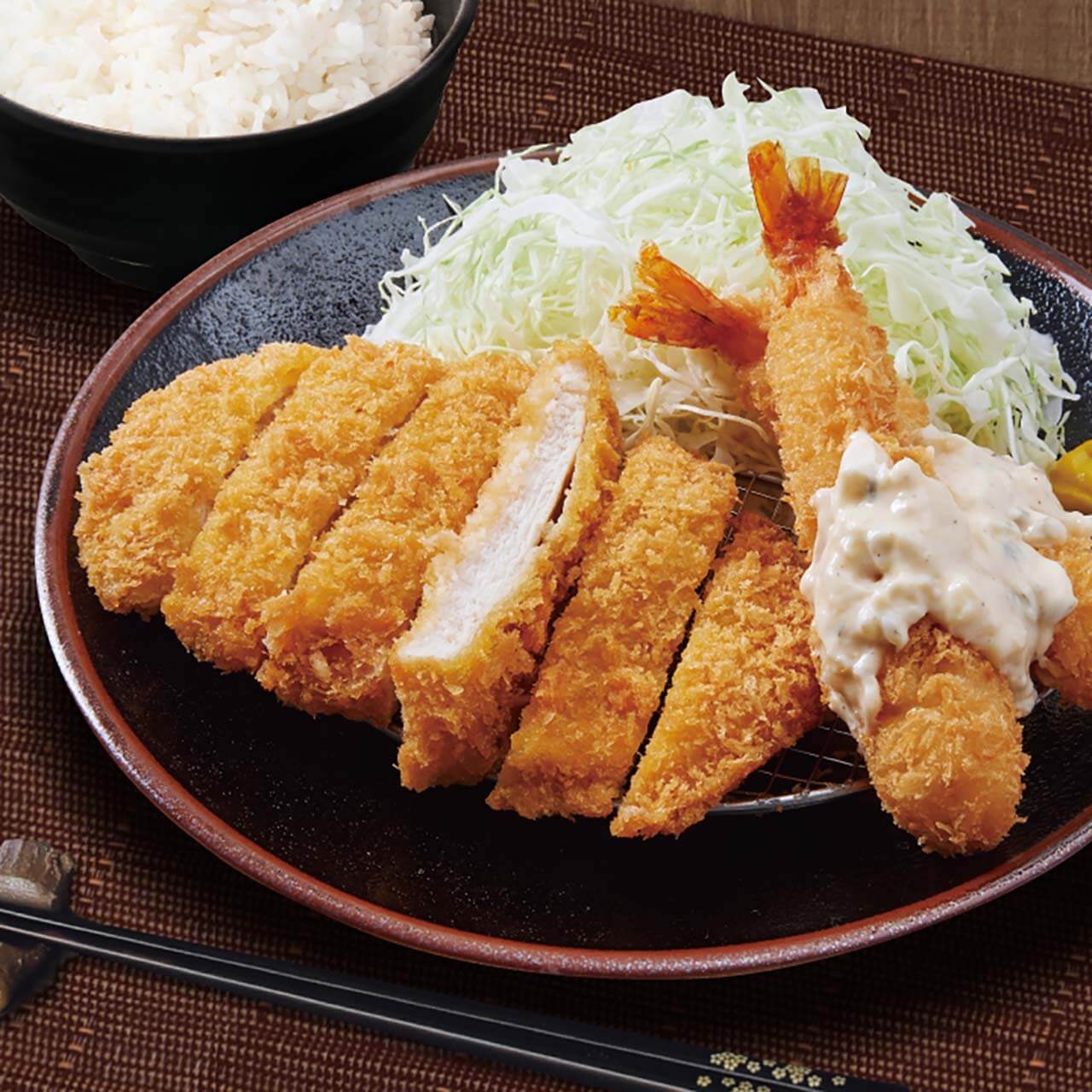 国産やわらかチキンカツと海老フライ弁当　（チキンカツ1・エビ2）